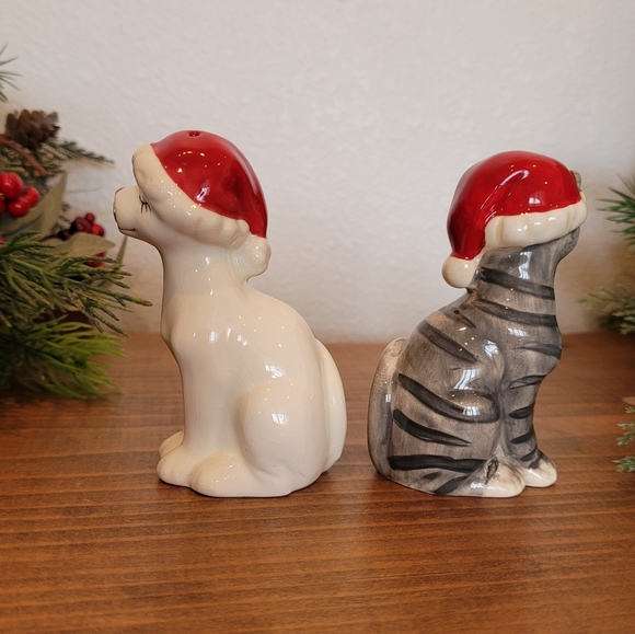 Mwah! Cats in Santa Hats Magnetic Salt  and Pepper Shakers. - Picture 4 of 9